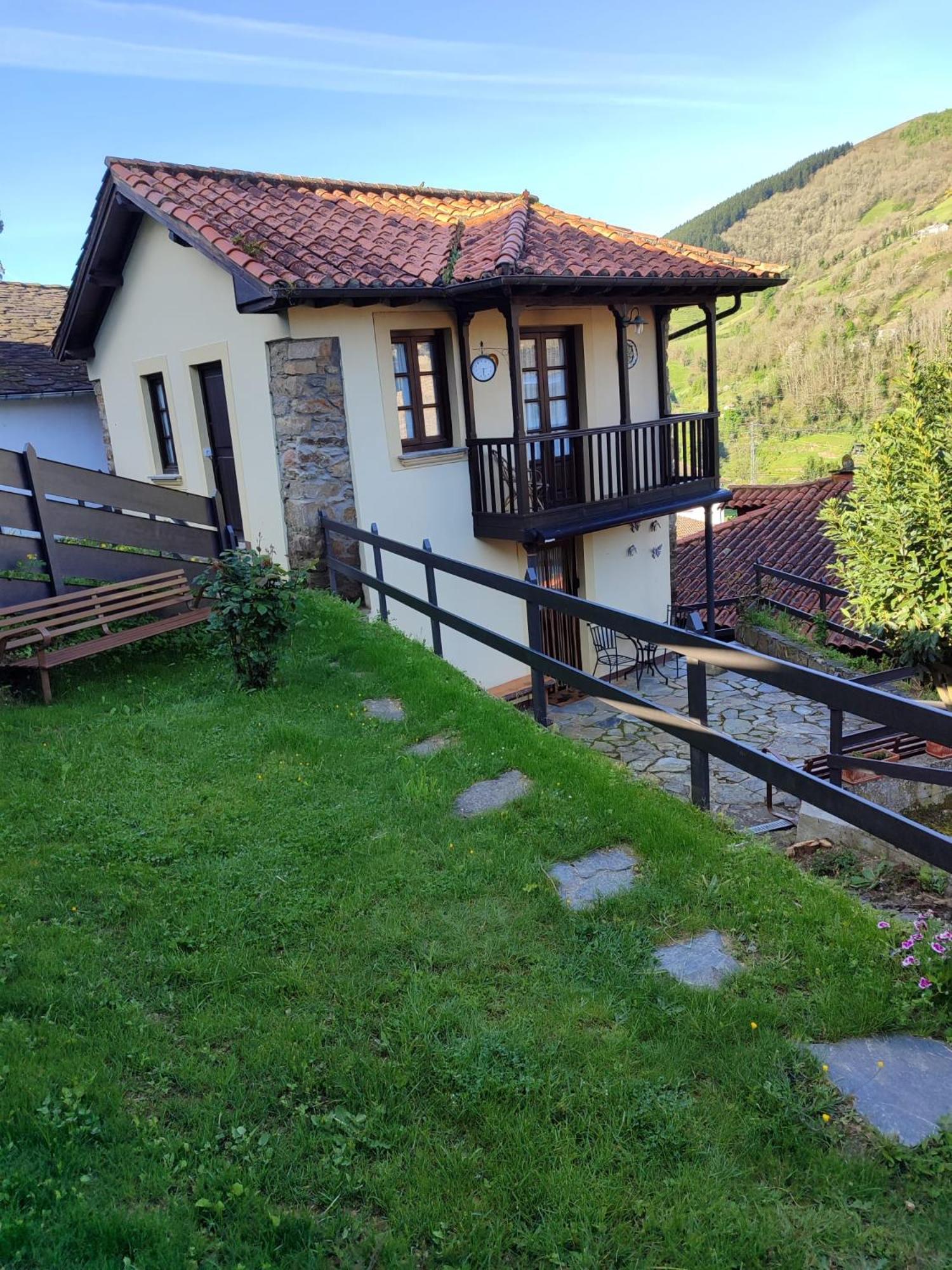 칸가스 델 나르세아 La Casina De Santulaya 빌라 외부 사진