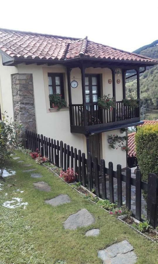 칸가스 델 나르세아 La Casina De Santulaya 빌라 외부 사진